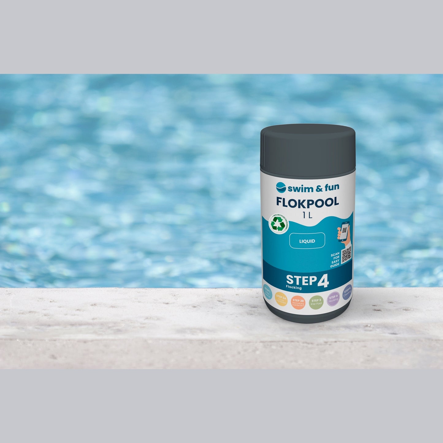 Swim & Fun FlokPool 1L flaske med pool i baggrunden